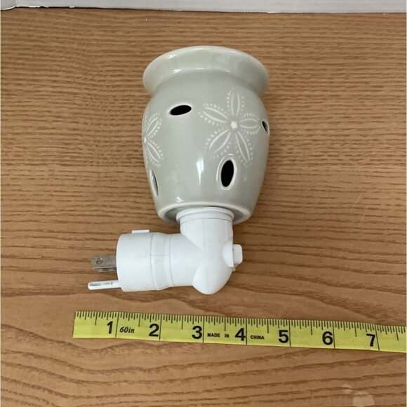 Scentsy Sand Dollar Ceramic Plug-In Wax Warmer Night Light Beach Decor Retired - Picture 7 of 7